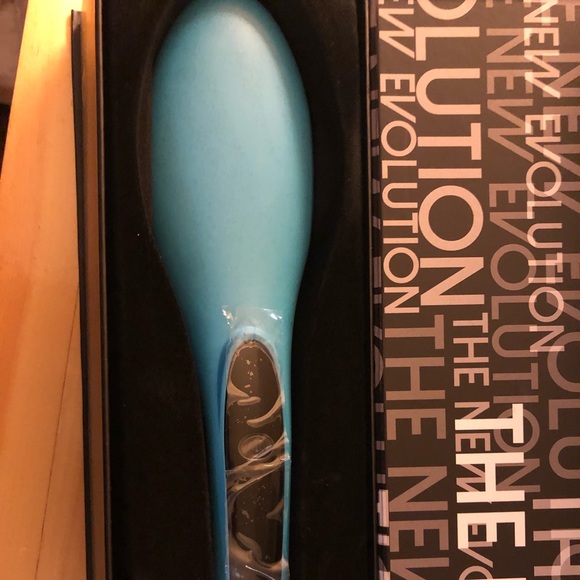 NIB never used ceramic hair straightening brush - Picture 2 of 2